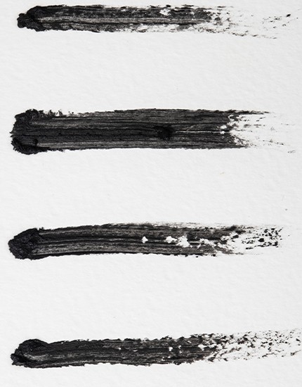 Czarne smugi po makijażu na białym tle