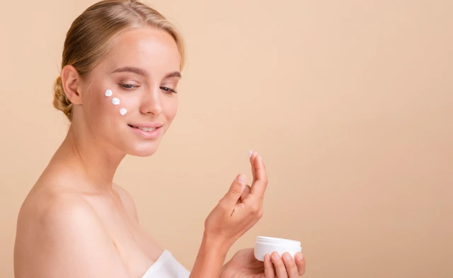 Krem na policzkach kobiety