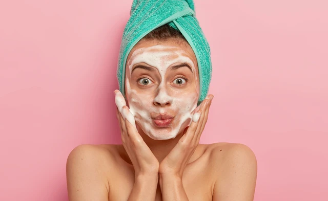 Kobieta z pianą na twarzy