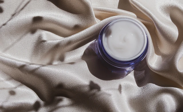 Krem w słoiku na kocyku