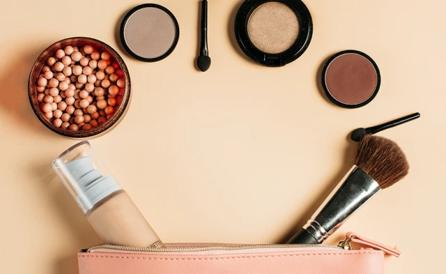Akcesoria do makijażu ułożone w półkole