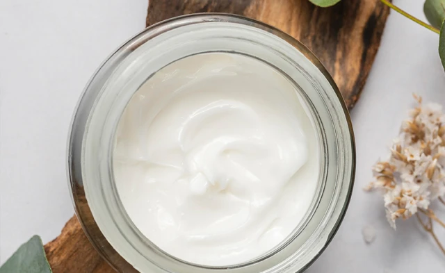 Krem w słoiku na gałęzi