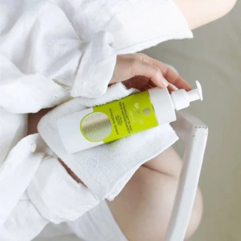 Żele i pianki pod prysznic Wygładzający żel myjący przeciw niedoskonałościom z 0,5% BHA 300 ml