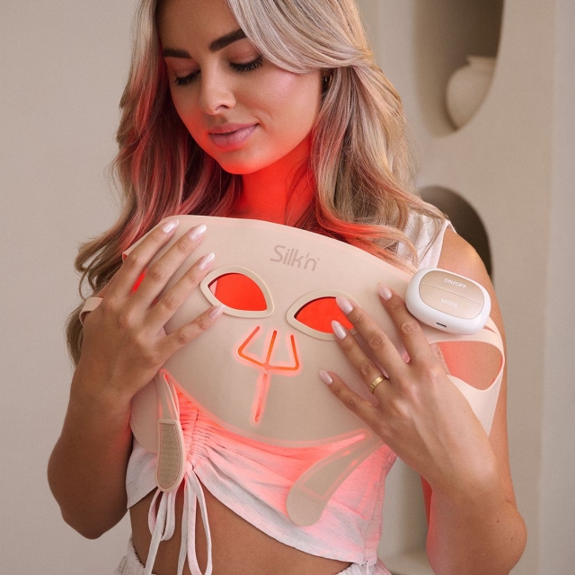 Baner marki silk'n przedstawiający maskę led