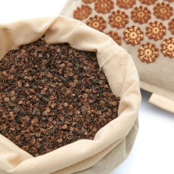 Maty do akupresury Akumata ECO polska ekologiczna mata do akupresury z poduszką naturalny len-złoty beż-złoty