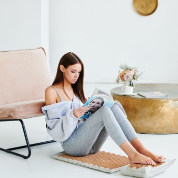 Maty do akupresury Akumata ECO polska ekologiczna mata do akupresury z poduszką naturalny len-złoty beż-złoty