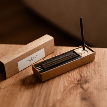 Aromaty do wnętrz Zestaw naturalnych kadzideł Mleczna wanilia i pomarańcza z ceramiczną podstawką 